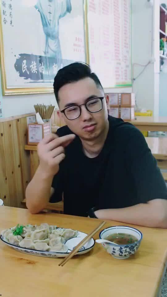 彭敏吃瓜搞笑视频,笑料百出，瓜田笑果连连