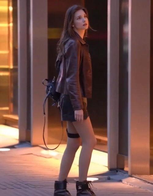 皮裙小姐姐吃瓜,皮裙小姐姐的瓜田奇遇记