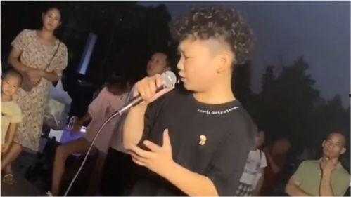 10岁网红街头唱歌视频,歌声传遍网络，惊艳众人